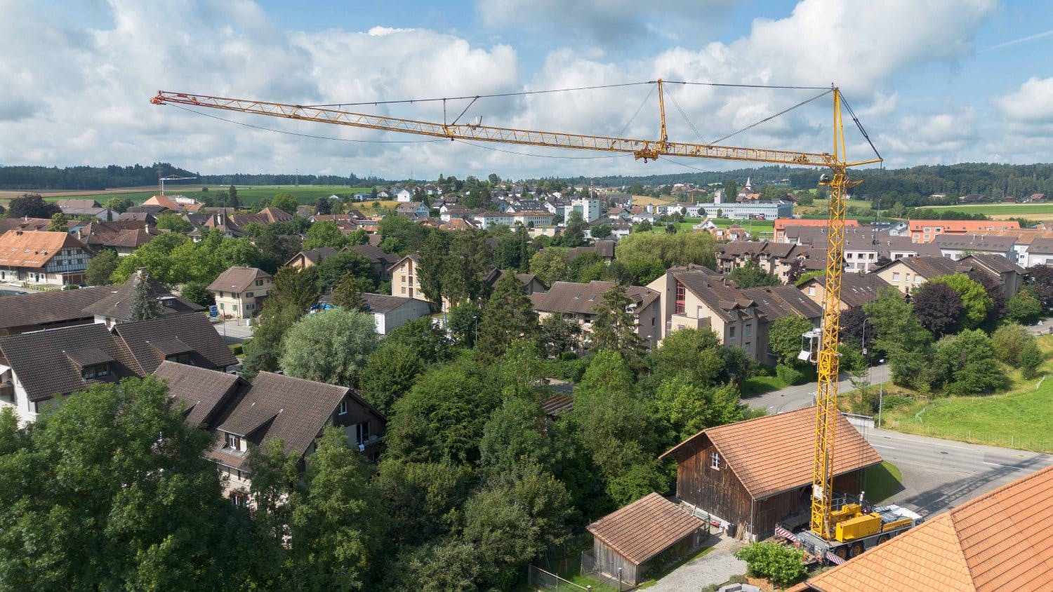 Da die Luft-Wasser-Wärmepumpe 880 Kilogramm schwer ist, wurde sie mit einem Pneukran in Position gebracht.