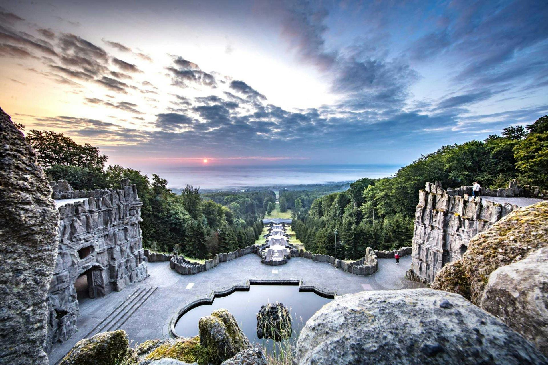 Blick vom Herkules auf die Kaskaden im UNESCO-Welterbe Bergpark Wilhelmshöhe