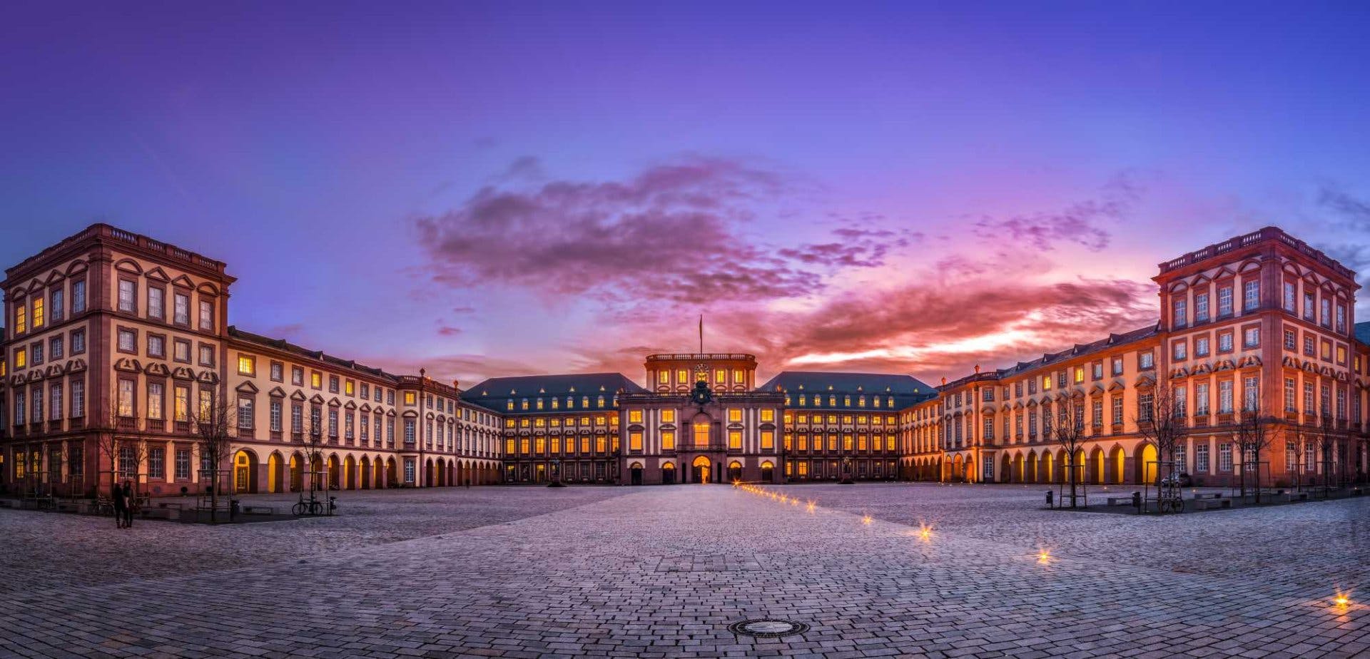 Barockschloss Mannheim zur blauen Stunde