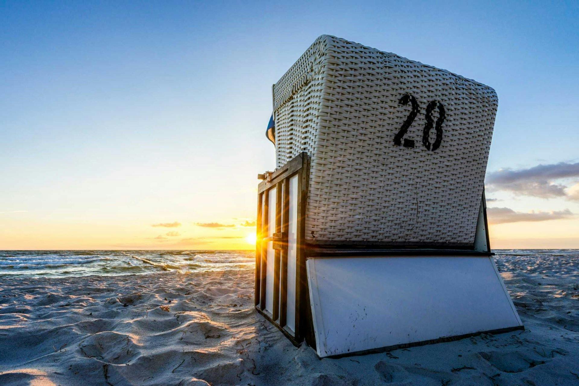 Strandkorb auf Rügen bei Sonnenuntergang