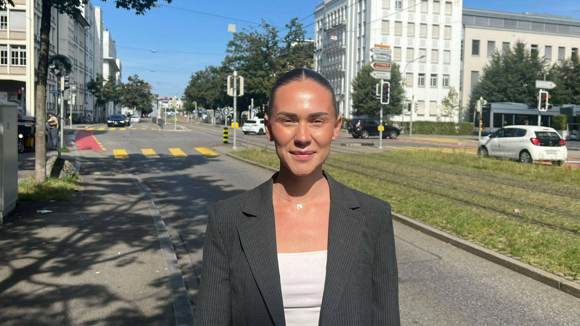 «Es gibt Wichtigeres im Leben als Geld. Ich spare einfach auf einem Sparkonto. Um die Rente kümmere ich mich bald, aber aktuell passt es so.» Noemi, 2...