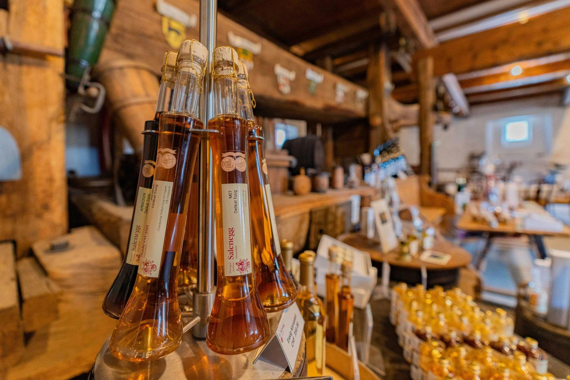 Neben Wein gibt es unter anderem auch zahlreiche Essigspezialitäten zu kaufen.