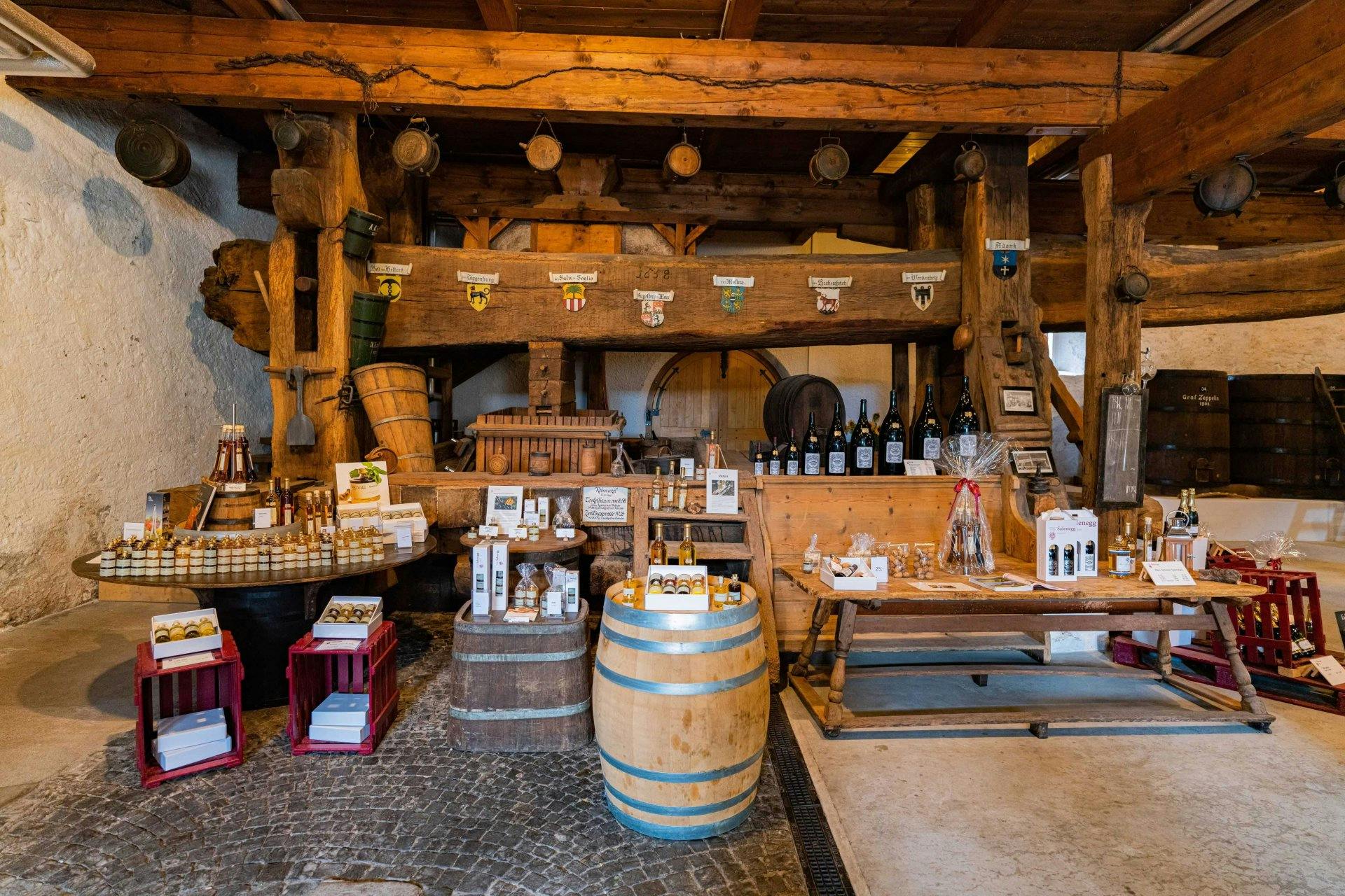Der alte Torkelbaum im Laden von Schloss Salenegg stammt aus dem Jahr 1658.