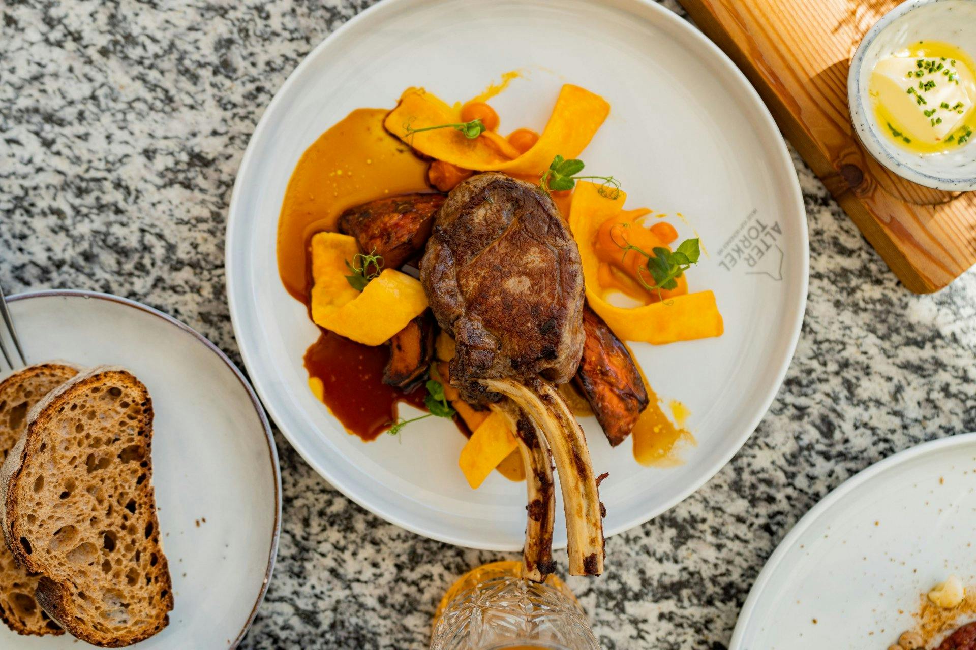 Wetten, dass Obélix dieses Wildschwein-Rack mit Kürbis und Sanddorn lieben würde?