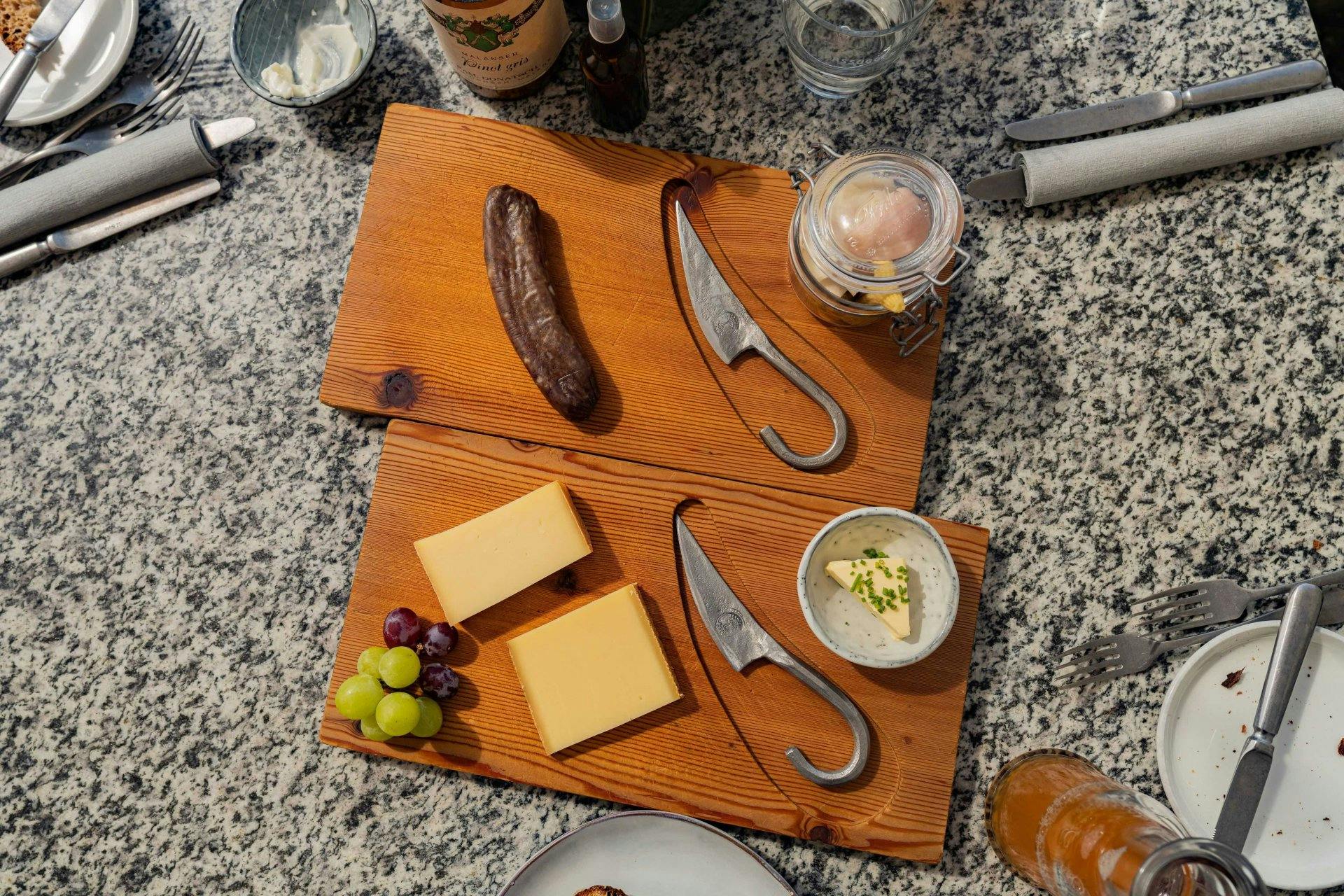 Den Jeninser Alpkäse gibt es hier in zwei Reifegraden, der Salsiz ist aus Hirschfleisch.