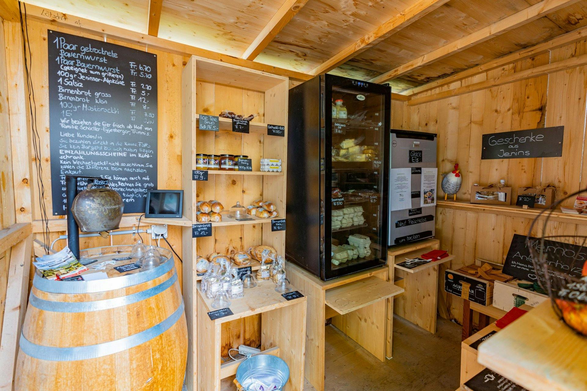 Auch Nusstorten, Birnbrote oder Würste gibt es hier zu kaufen.