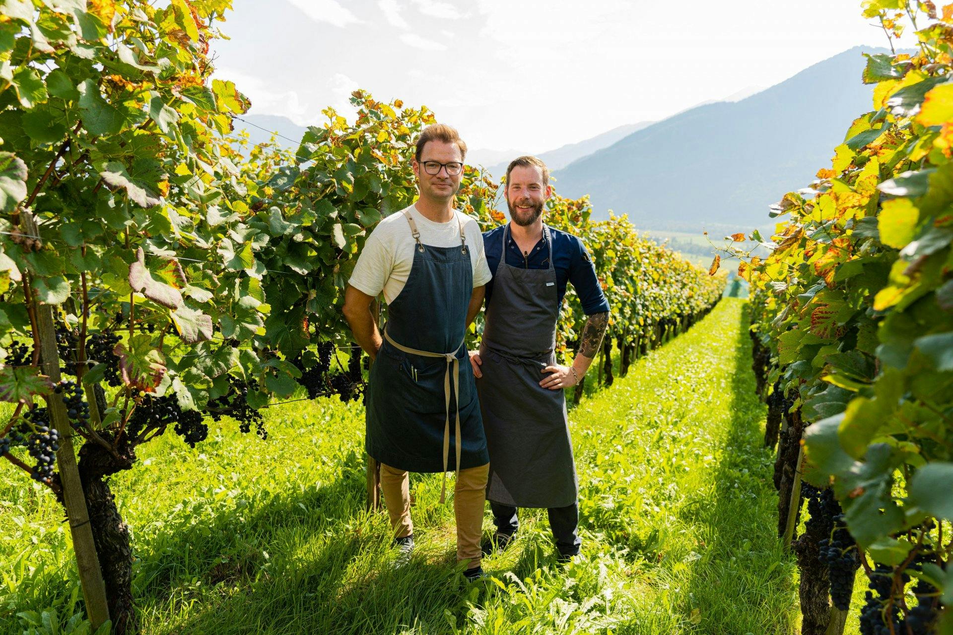 Patron Oliver Friedrich und Küchenchef David Esser im Rebgarten vor dem Alten Torkel.
