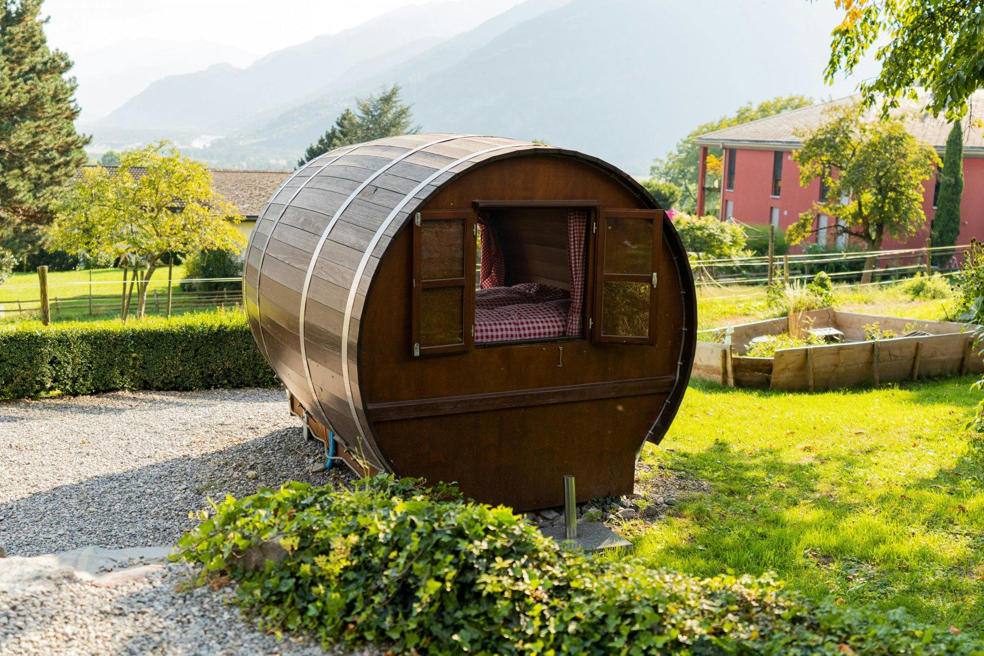 Auf dem Hof der Familie Eggenberger-Roffler in Jenins steht dieses gemütliche Schlaffass.