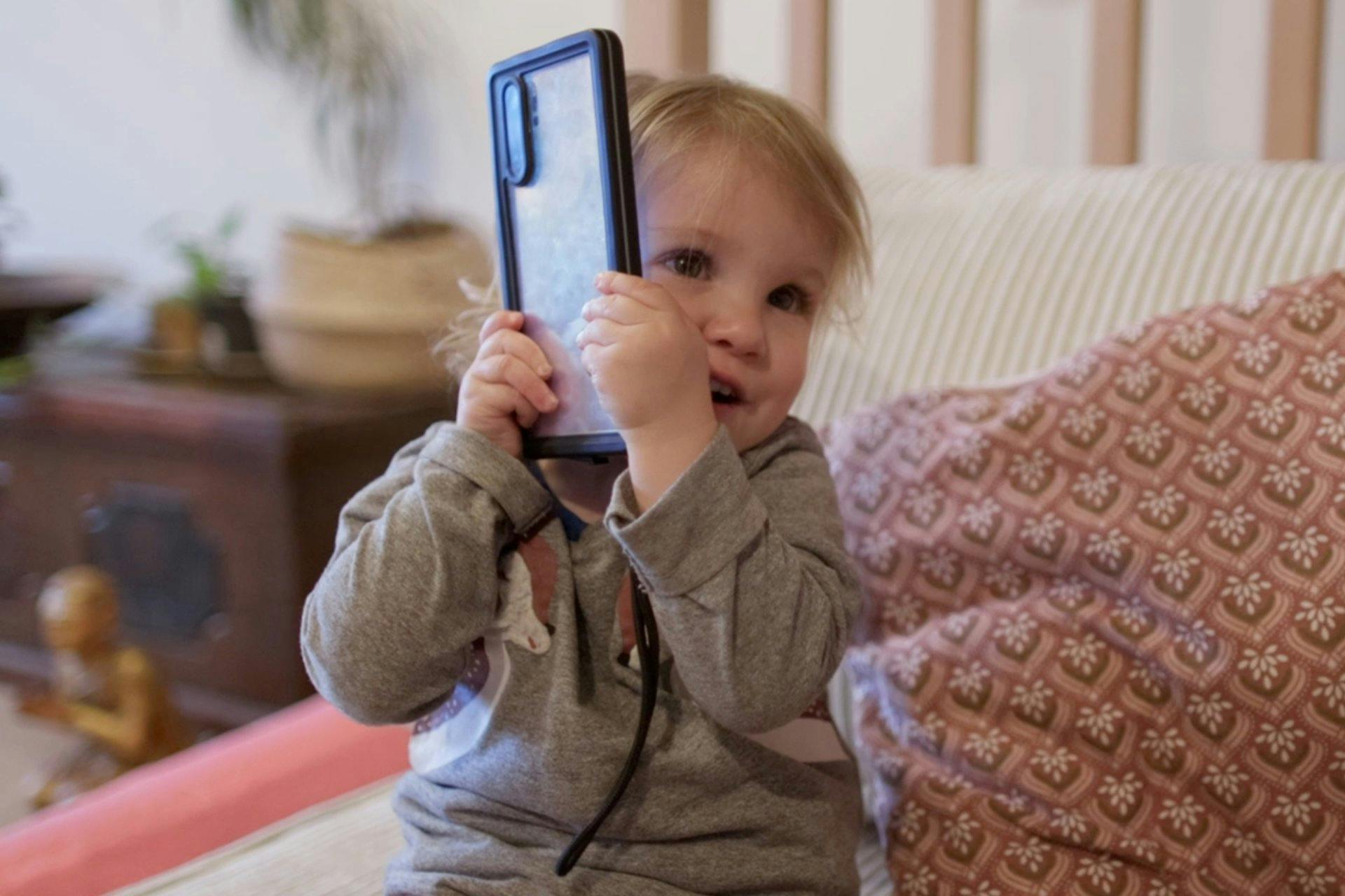 Comment les familles de Suisse romande gèrent-elles les écrans avec les tout-petits? La réponse en vidéo.