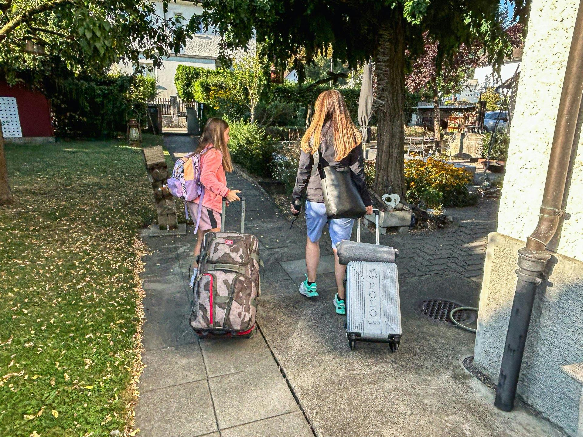 Une fois les valises et les sacs prêts, la famille Schenk se dirige vers le nouveau MINI Countryman.
