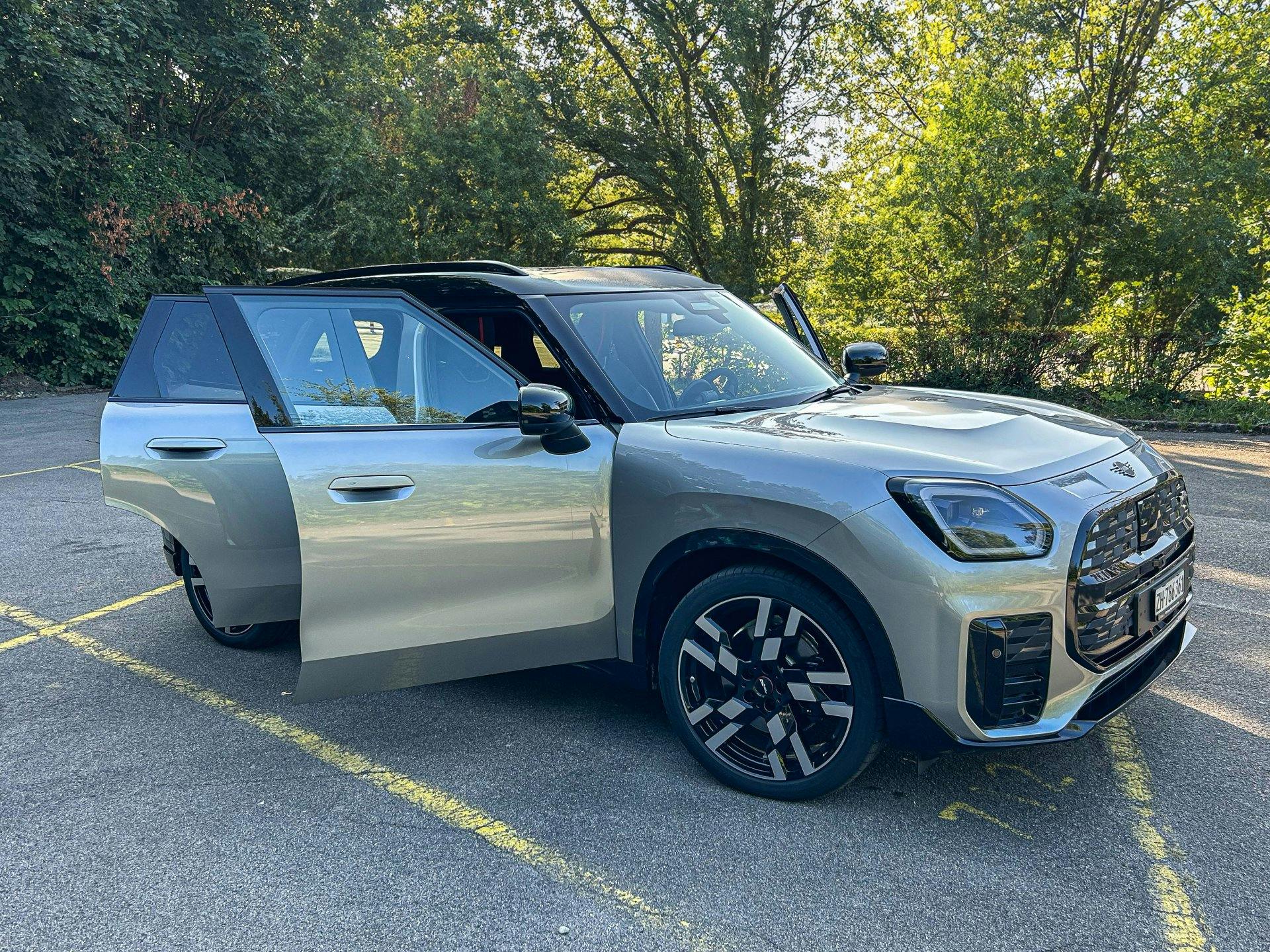 «Ouah, il est plus grand que ce que je pensais», constate Natasa, impressionnée.