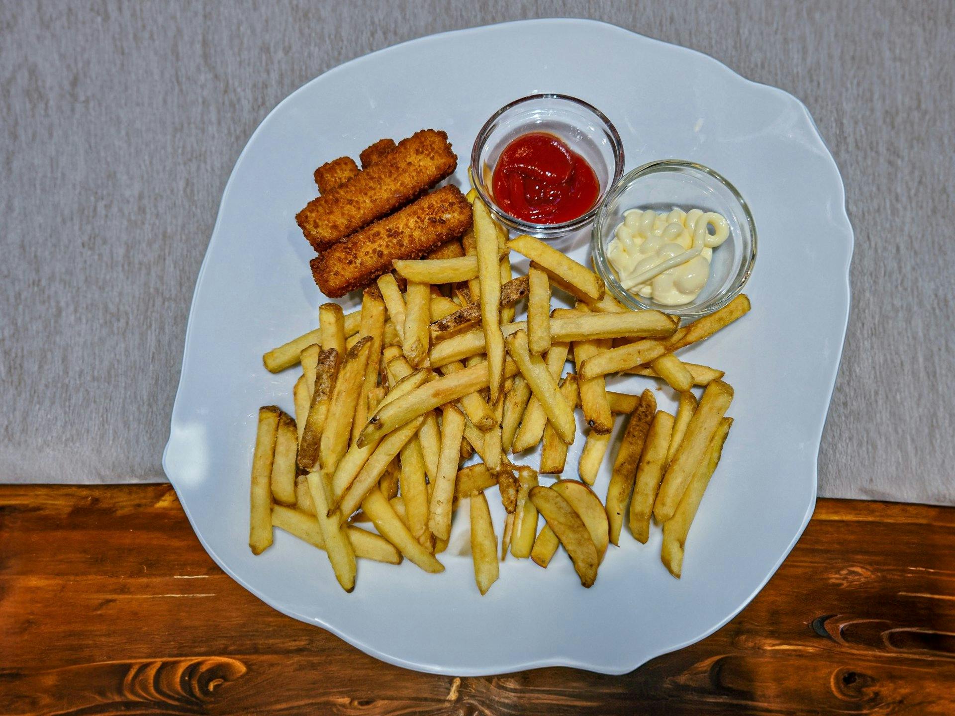 Une journée qui ne pouvait mieux se terminer: Alina savoure ses sticks de poisson accompagnés de frites avec du ketchup.
