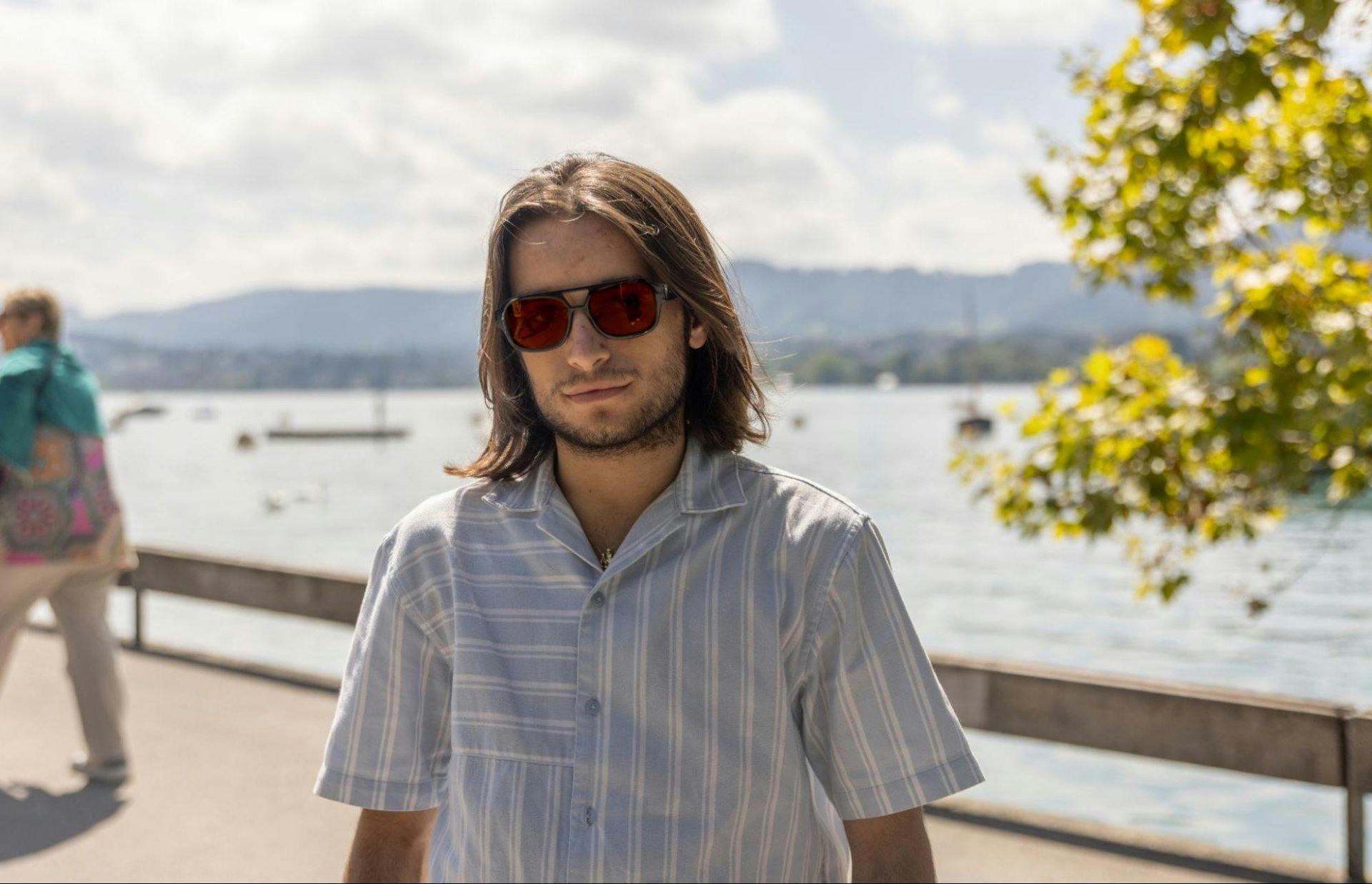 Hugo, 22 ans: «J’utilise tous les jours des applications de médias sociaux comme Instagram et WhatsApp, à la fois pour le travail et pour rester en co...