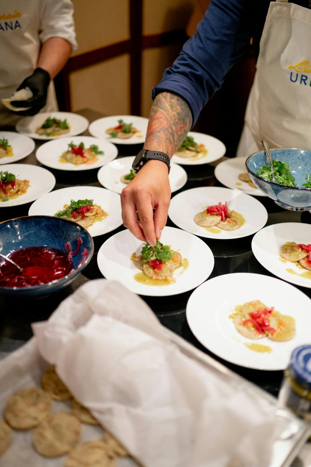 ... ou un carpaccio de boulettes de bretzel avec des tomates, de la roquette et, bien sûr, du pesto Basilico e Limone.