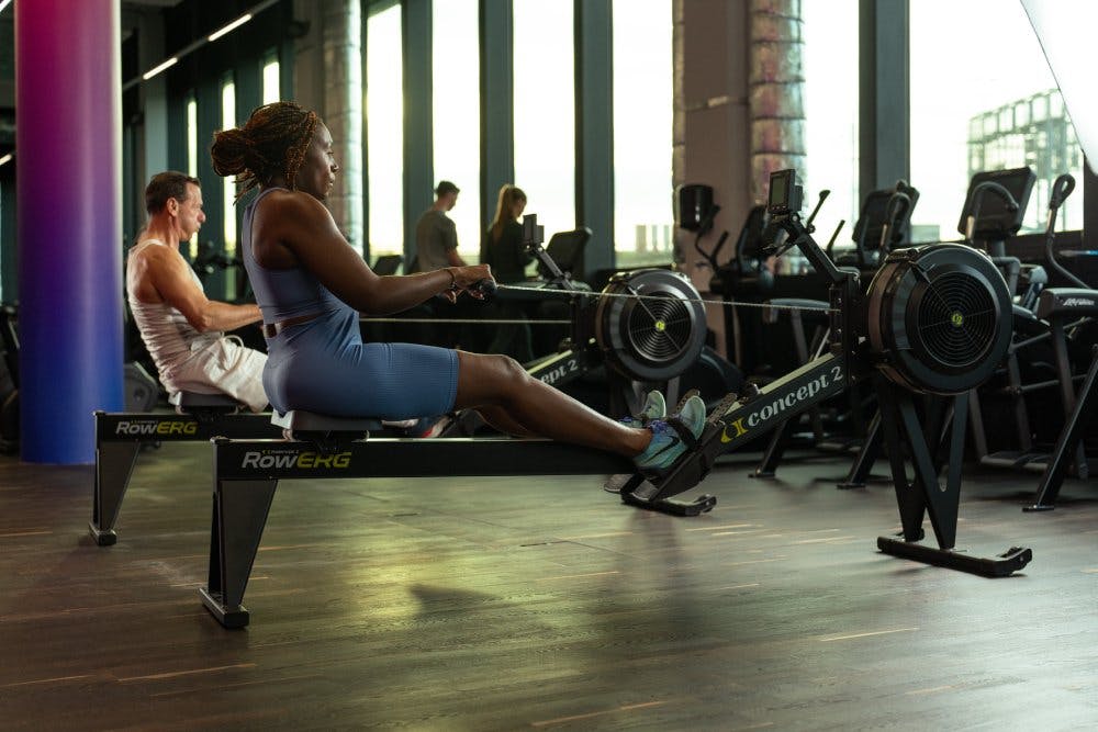 Chez Let's Go Fitness, tu profites de salles de sport bien équipées pour des entraînements variés.