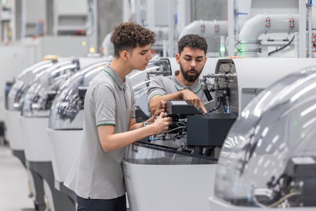 Rolex s’engage avec force pour transmettre un savoir-faire unique à la jeune génération.