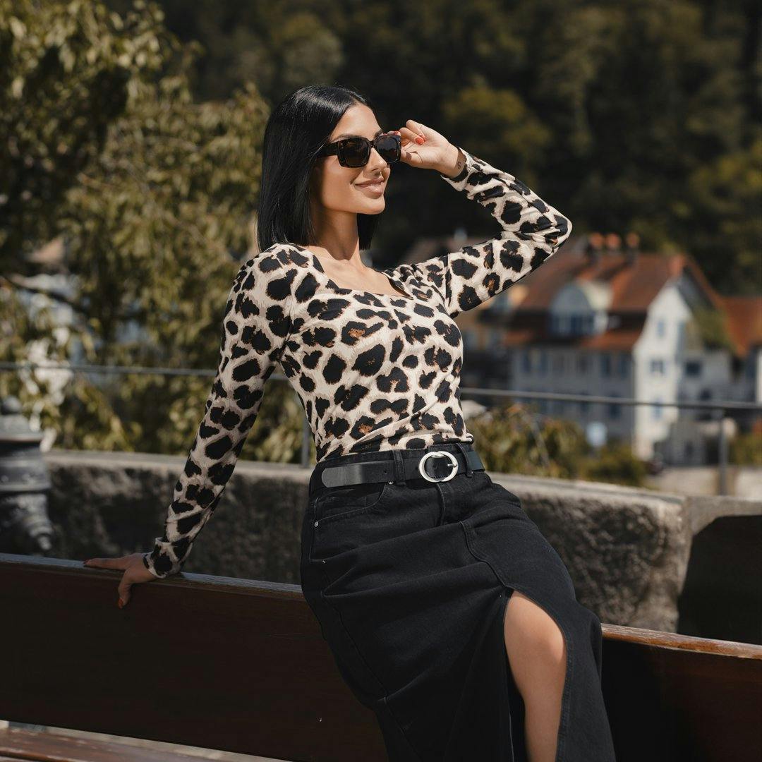 Wer es auffällig mag, kleidet sich diesen Spätsommer in Teile mit All-over-Leoprint.