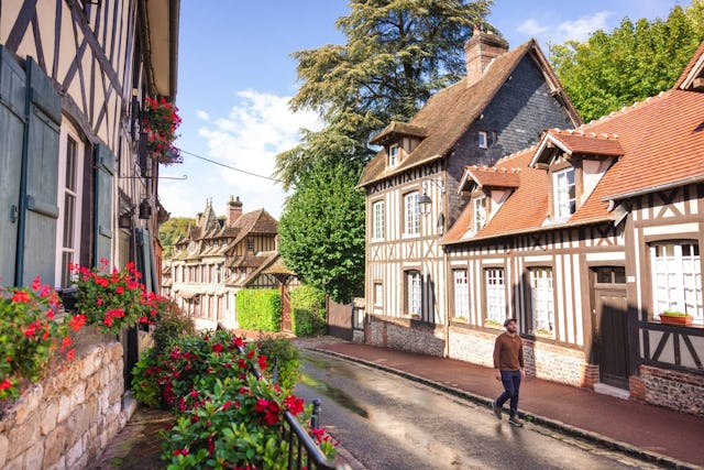Rouen, capitale de la Normandie, compte de nombreuses maisons à collombages, dont certaines remontent au Moyen-Âge.