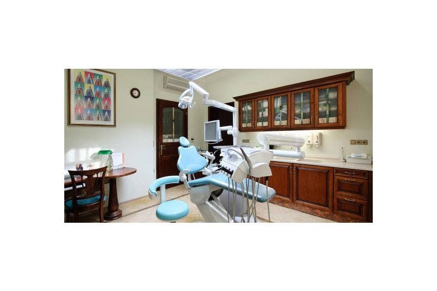 Das eigene, mit modernsten Geräten ausgerüstete zahntechnische Labor garantiert die hohe Qualität und Präzision der individuell gestalteten Arbeiten.