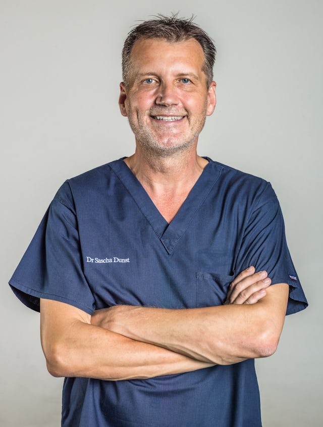 Nachdem er die Plastische Chirurgie in den Pallas Kliniken und bei Skinmed aufgebaut und viele Jahre erfolgreich geführt hat, nun in eigener Praxis tätig: Dr. Sascha Dunst.