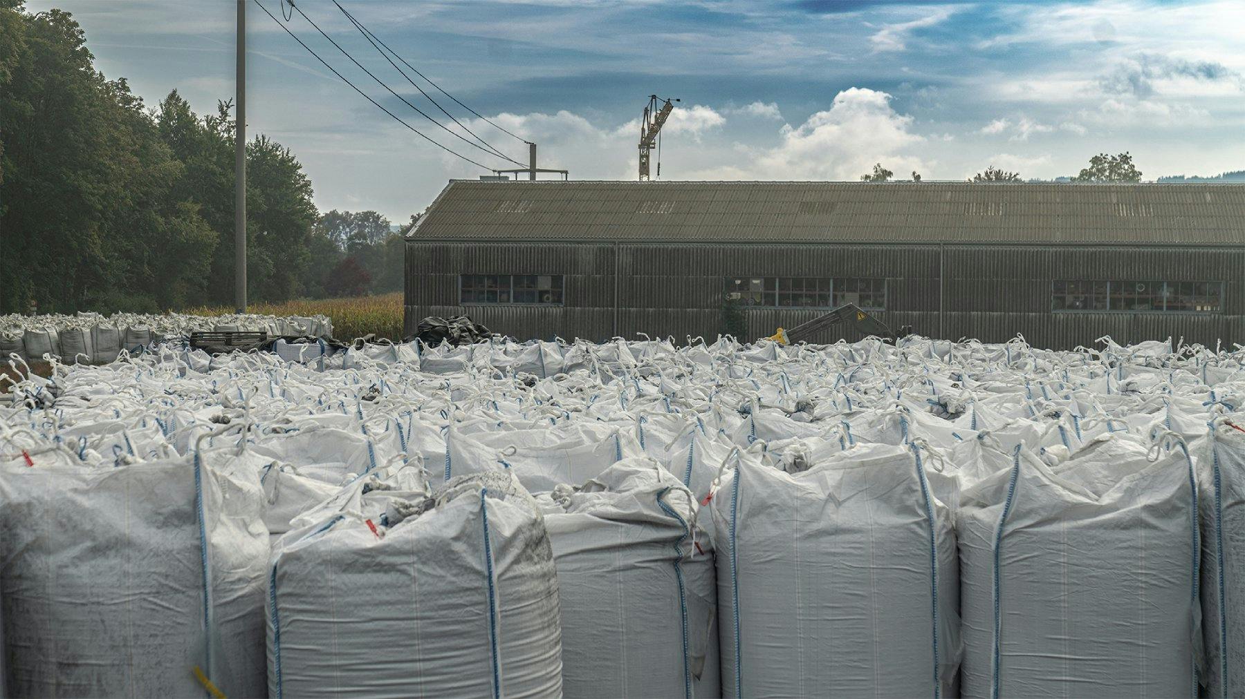 ... wird Restholz in Pflanzenkohle umgewandelt.