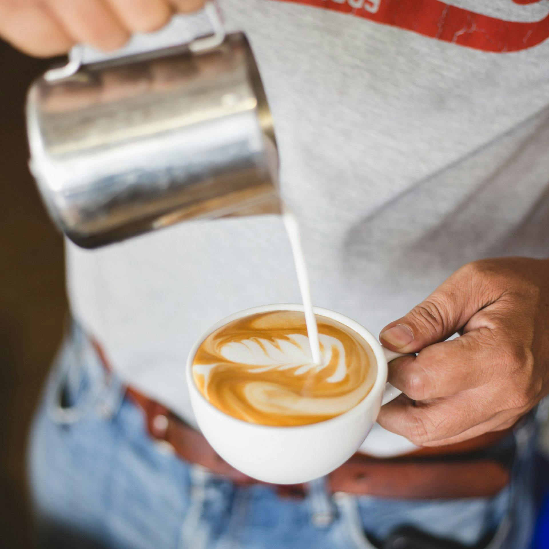 Faire du café est un art, comme celui des motifs de mousse de lait sur un cappuccino.
