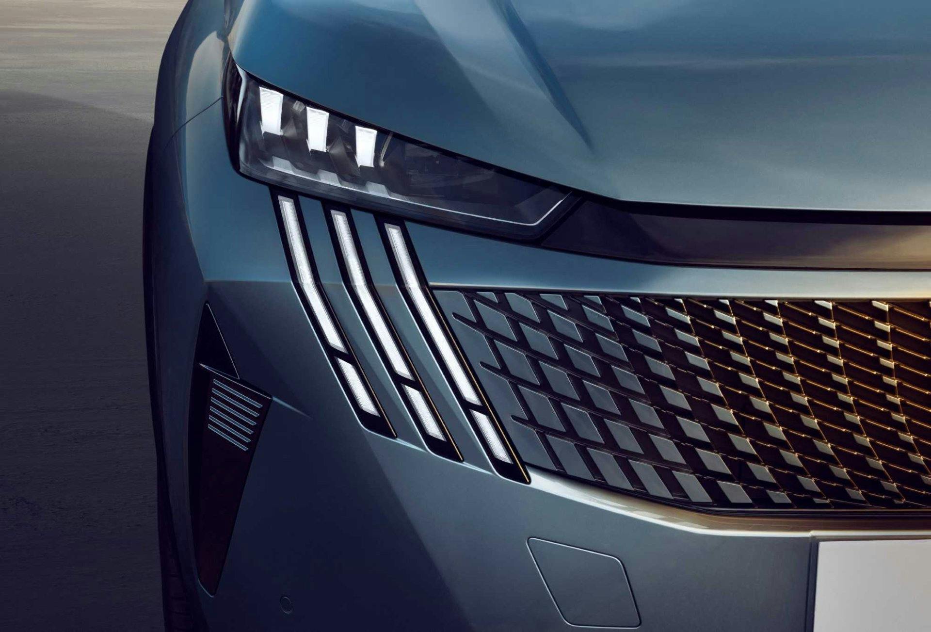 Il nuovo Peugeot E-5008 è adatto alle famiglie e è elegante allo stesso tempo.