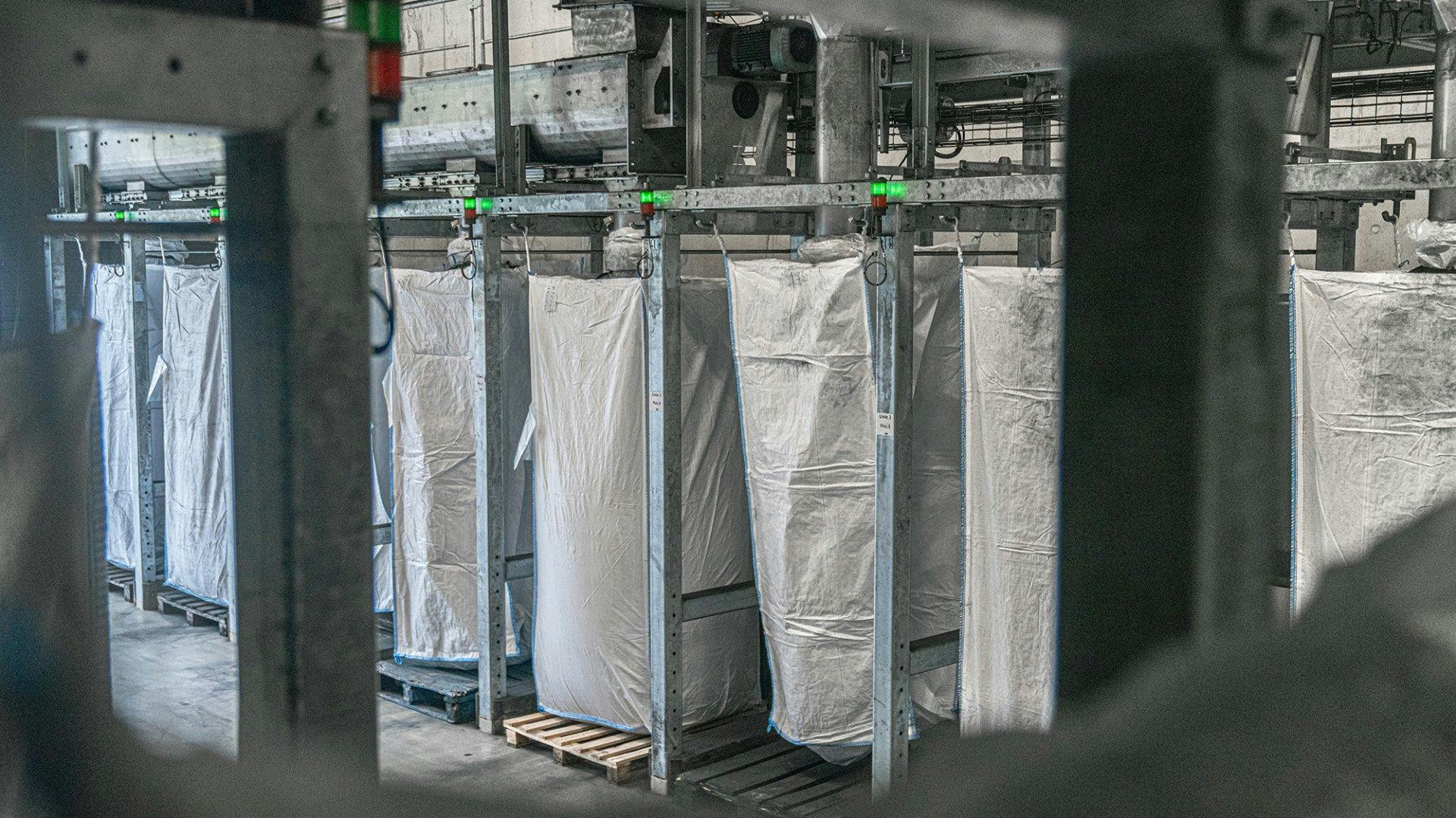 Nach dem Pyrolyseprozess erfolgt die Abfüllung der Pflanzenkohle in Säcke.