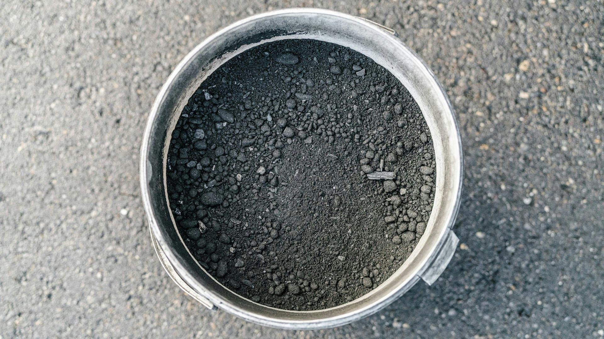 Aufgrund ihrer feinen Struktur wird Pflanzenkohle häufig als Bodenverbesserer oder zur Speicherung von Nährstoffen eingesetzt.