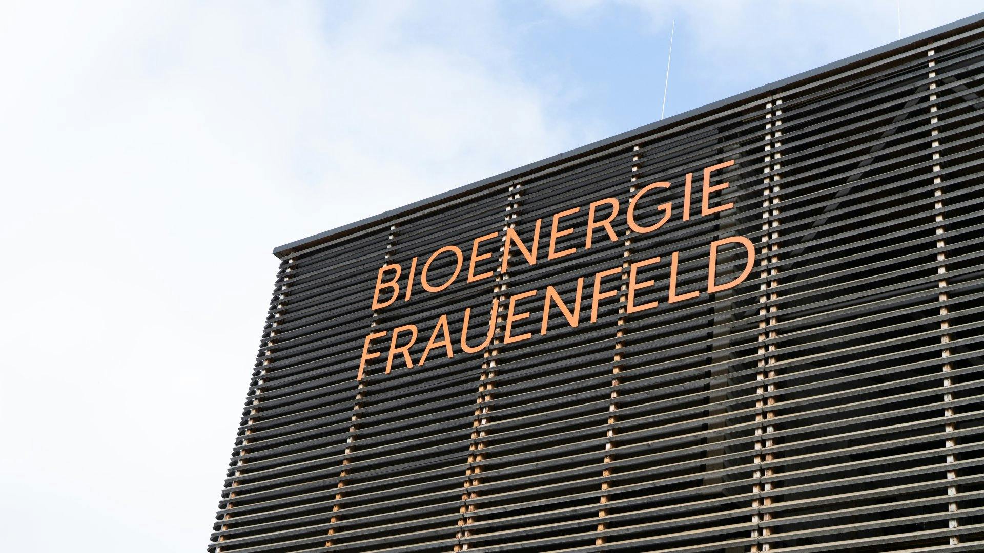 Mit der Inbetriebnahme des Holzheizkraftwerks positioniert sich Bioenergie Frauenfeld als Vorreiter in der nachhaltigen Energieproduktion.