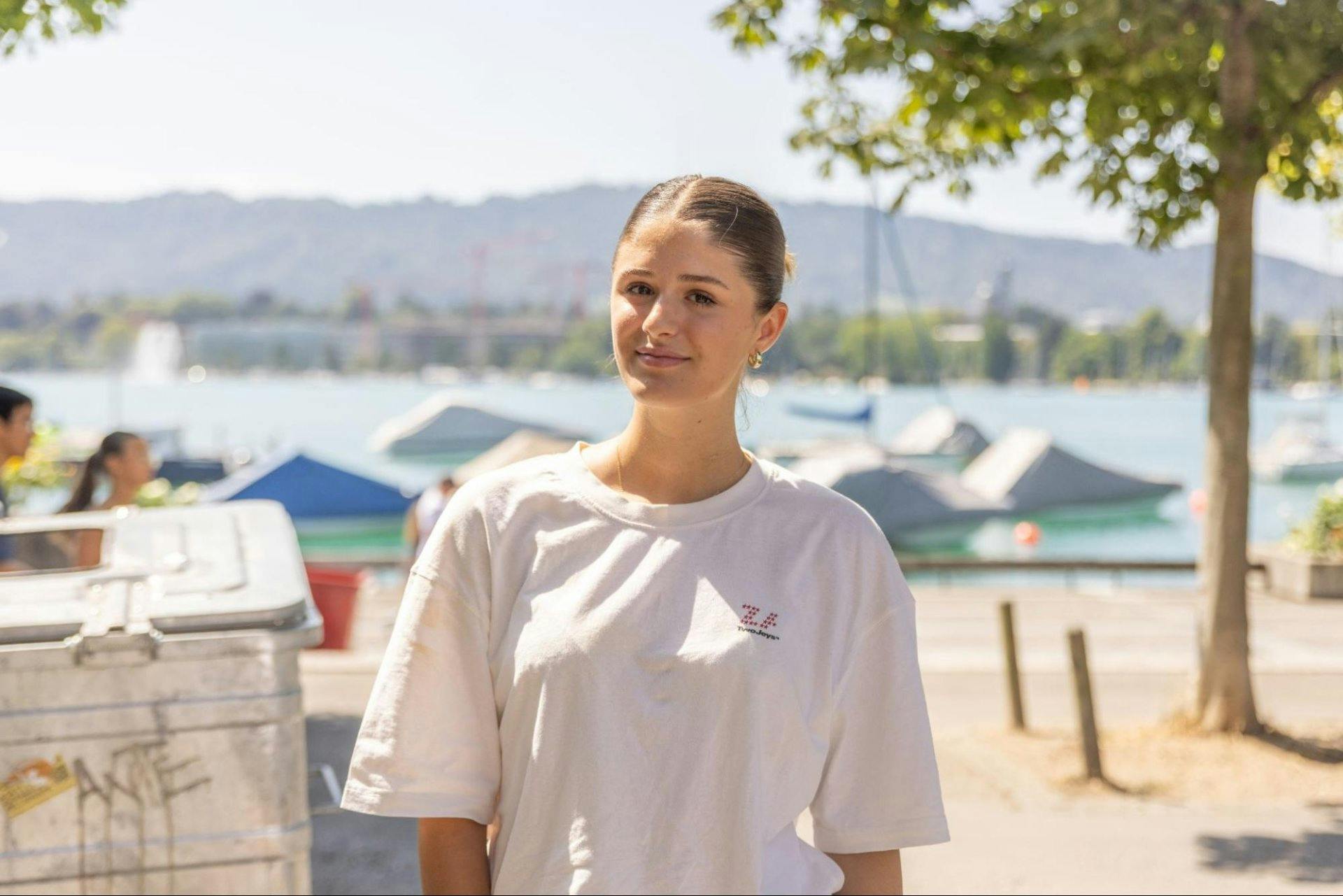 Nadia, 18 ans: «Je gère toutes mes cartes de fidélité de manière numérique.»
