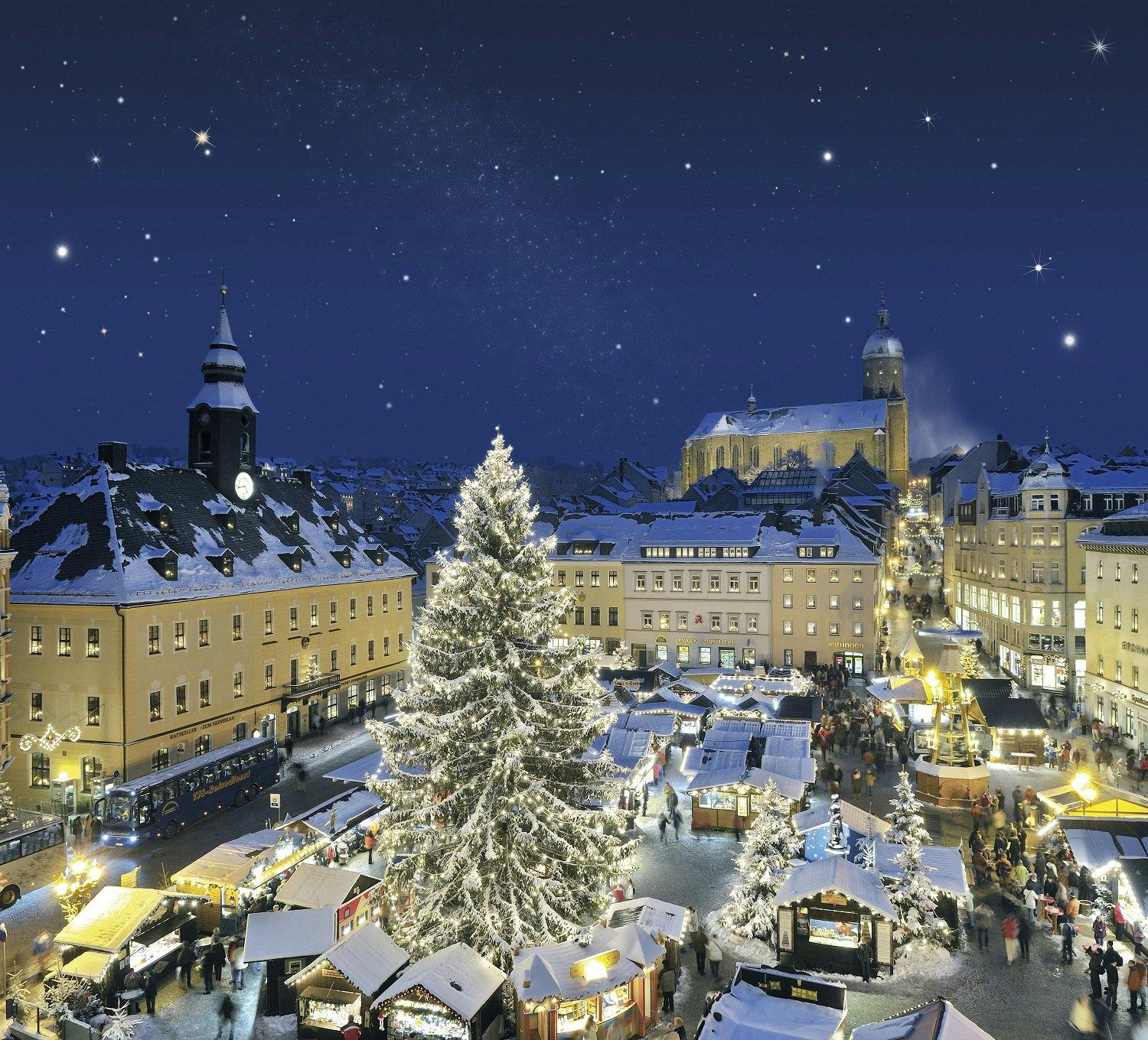 Le marché de Noël dans la vieille ville d’Annaberg-Buchholz, sous la neige.