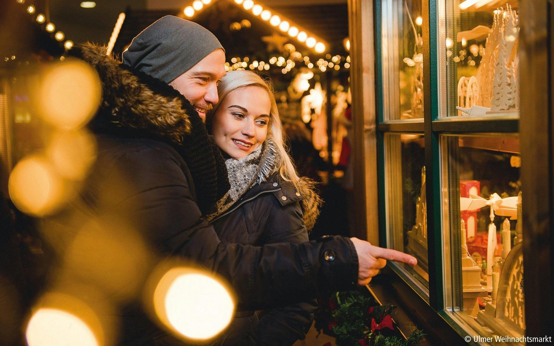 Les visiteurs profitent de l’ambiance de Noël en déambulant à travers les stands du marché…