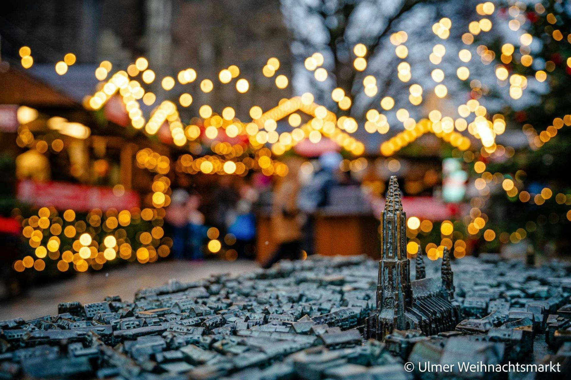 Au marché de Noël, les visiteurs ont la possibilité de découvrir la ville d'une manière inattendue.