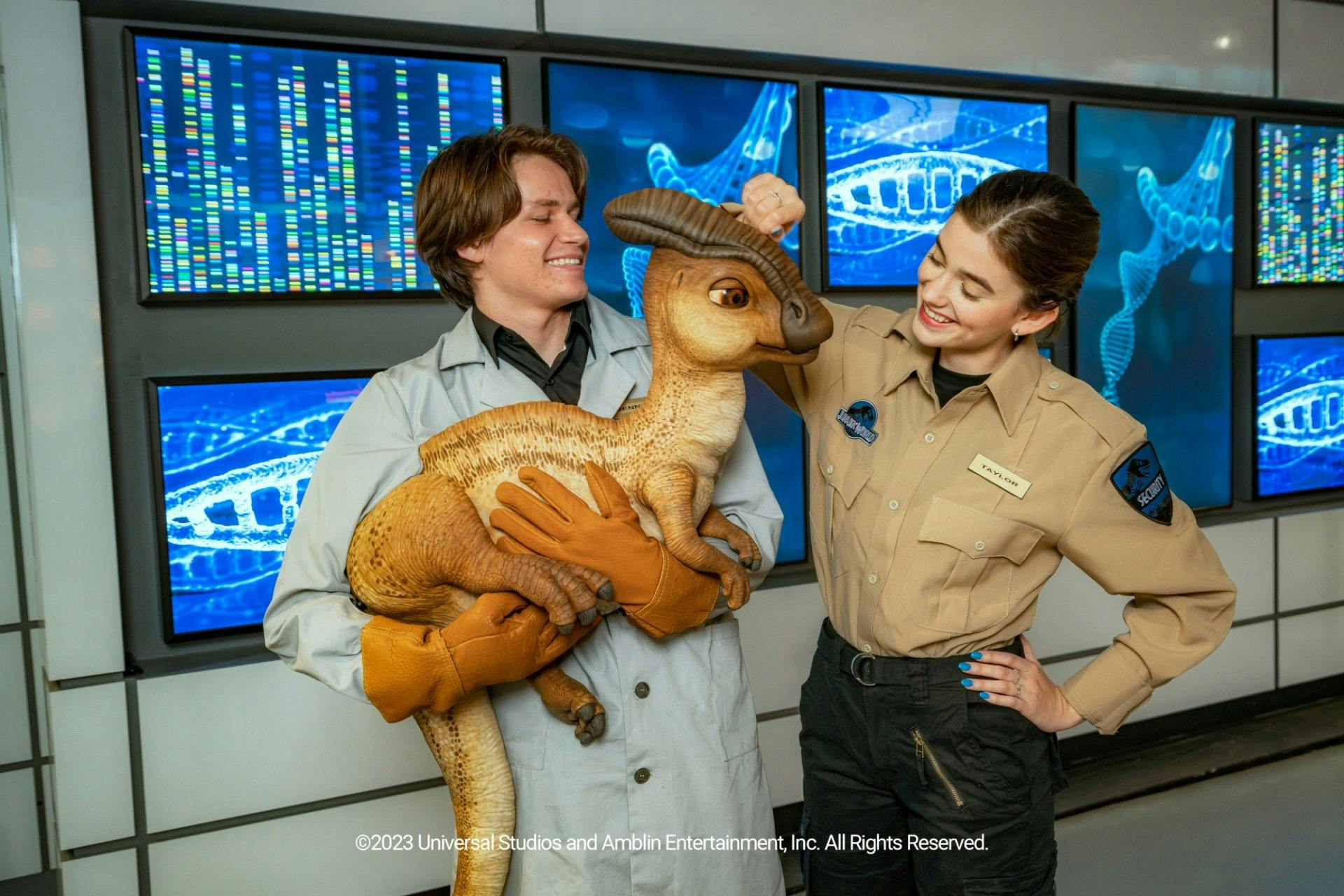 Natürlich kann man mit den Baby-Dinos auch Selfies machen und ihnen ganz nahekommen.