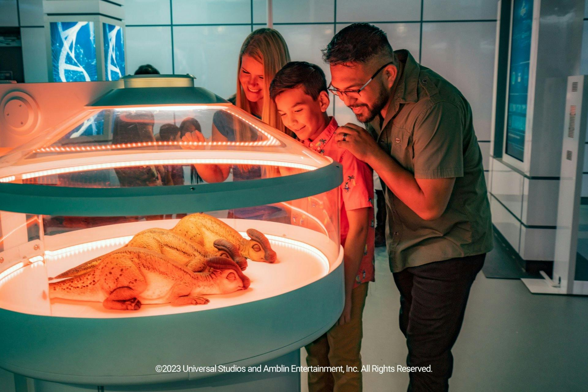 Realistische Animatronik erweckt die prähistorischen Giganten zum Leben.