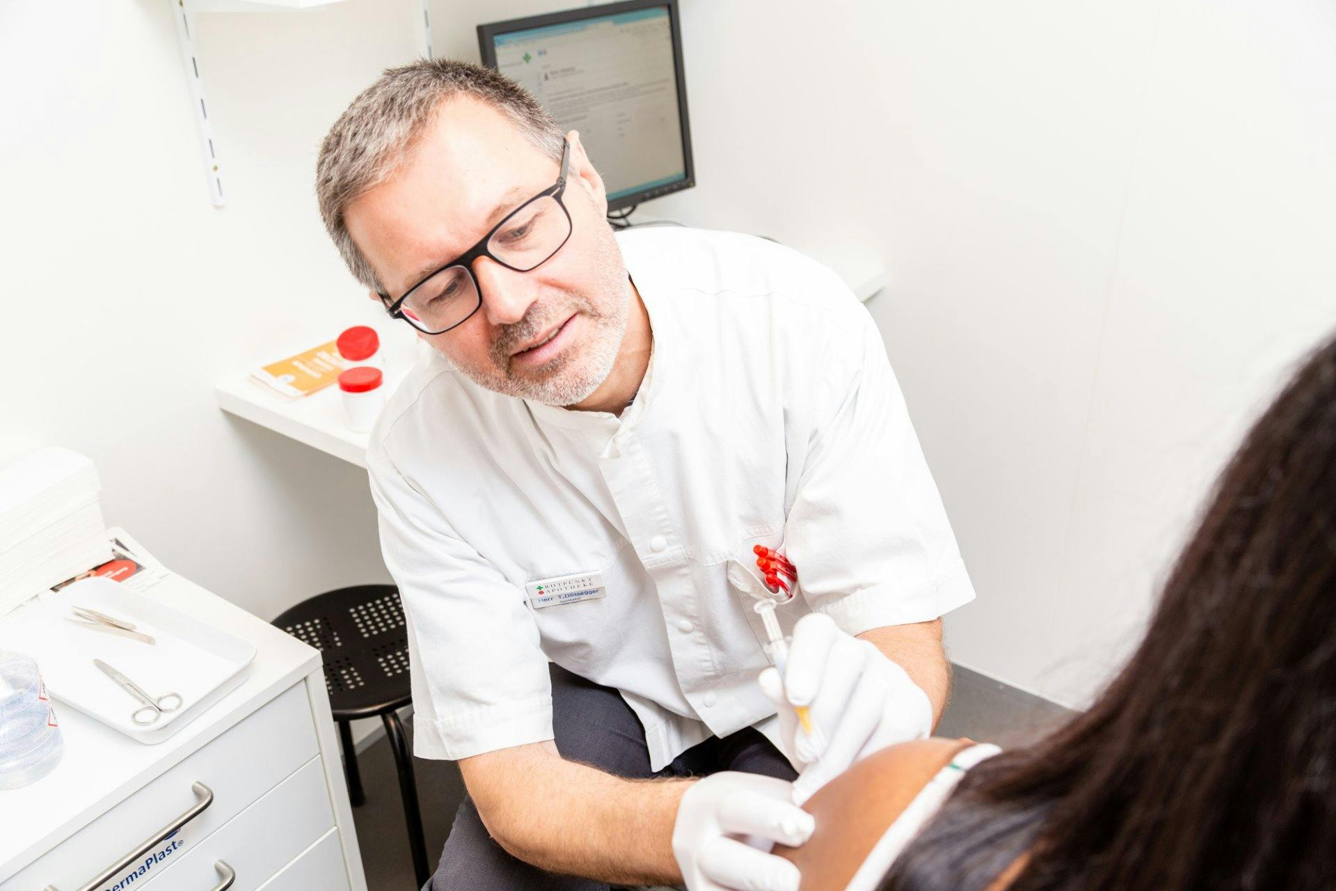 Grippeimpfung in der Löwen-Apotheke Dietikon; durchgeführt von Apotheker Thomas Dössegger.
