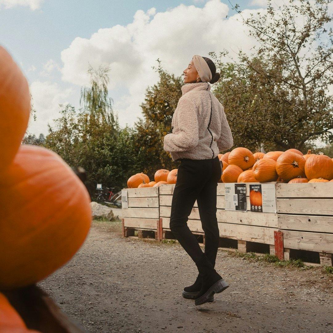 Weiche Stoffe in Erdtönen sind perfekt für die Übergangszeit.