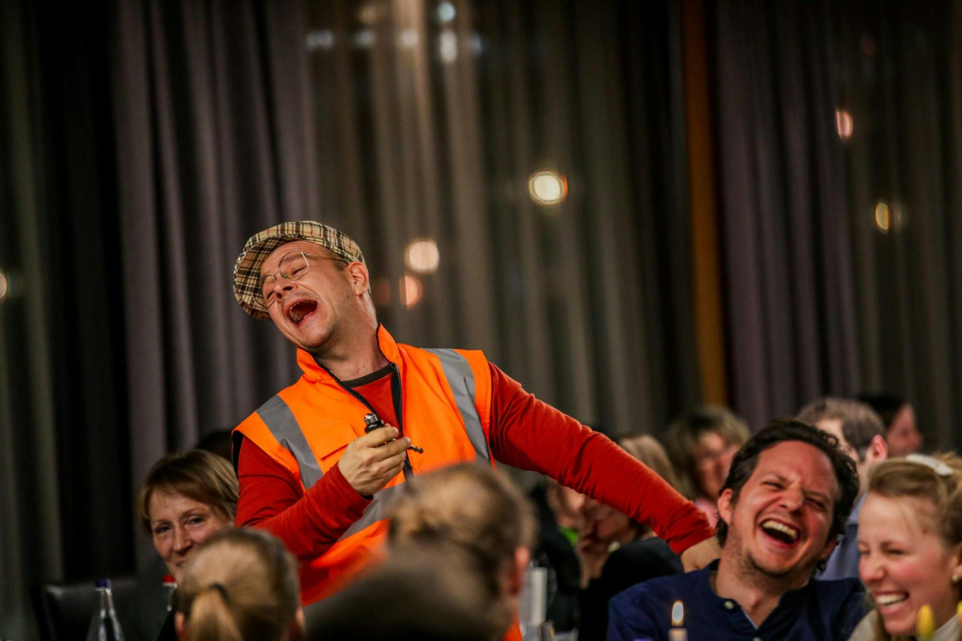 Lachen ist bekanntlich die beste Medizin, und bei den Krimi-Erlebnissen von Peter Denlo bekommen Sie eine gehörige Portion dieses Wundermittels.