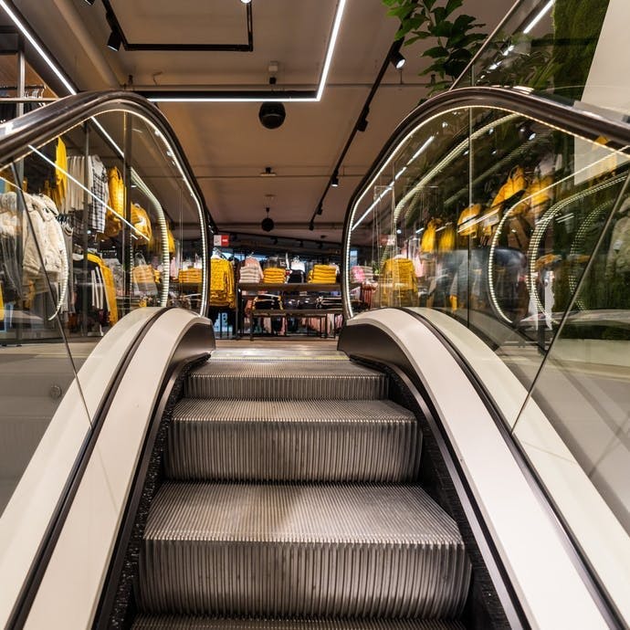Die Rolltreppe ist echt smart. Eine umweltfreundliche UVC Licht-Technologie sorgt dafür, dass schädliche Bakterien und Viren auf den Handläufen elimin...
