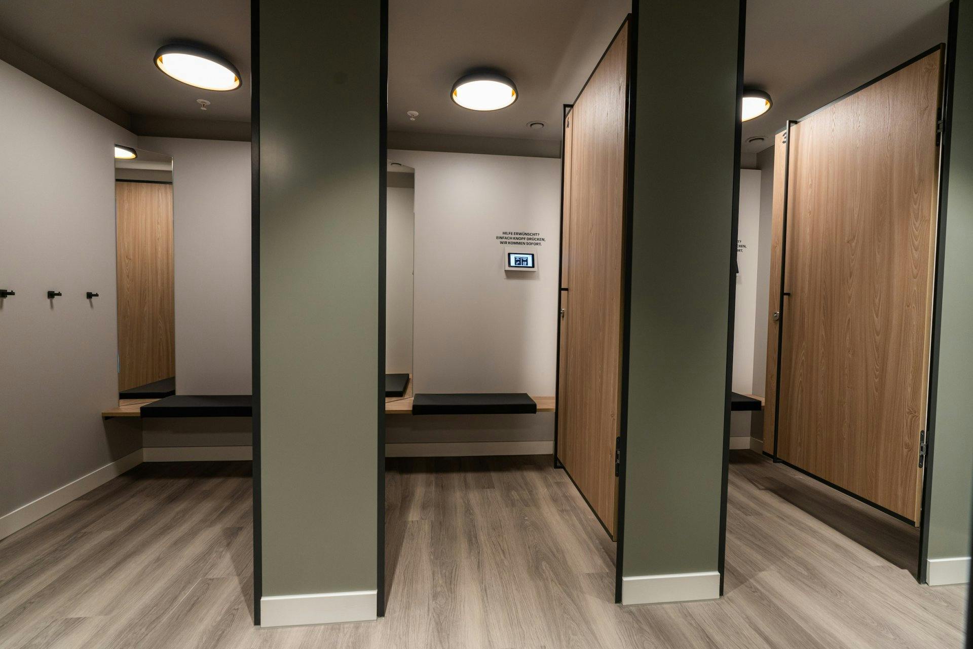 Pulli zu gross? Per Knopfdruck lässt sich in der neuen Umkleidekabine bequem Hilfe holen.