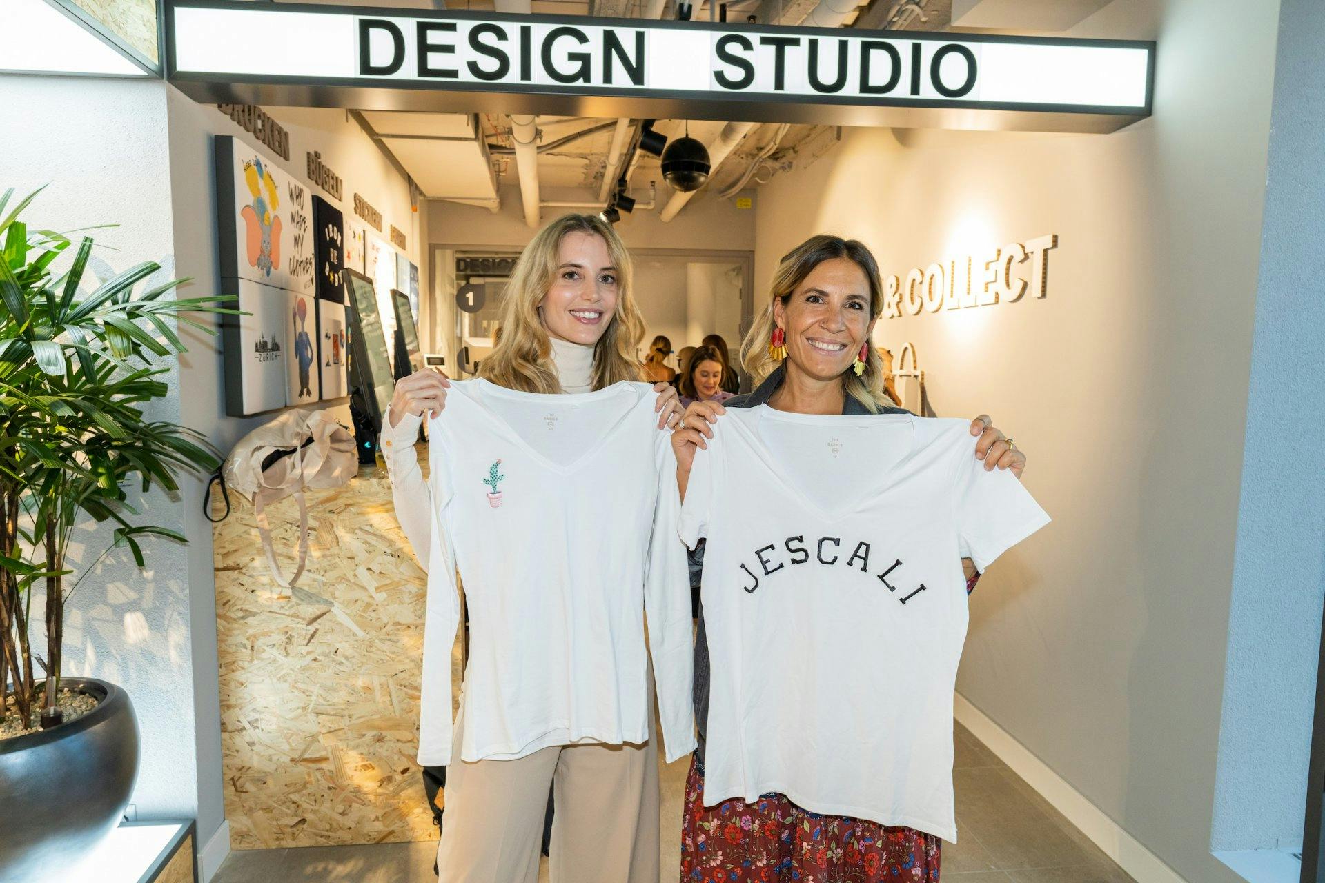 Im Design-Studio können Besuchende ihre Einkäufe mit Aufdrucken, Stickereien und Patches personalisieren lassen. Model und Content Creator Marina Summ...