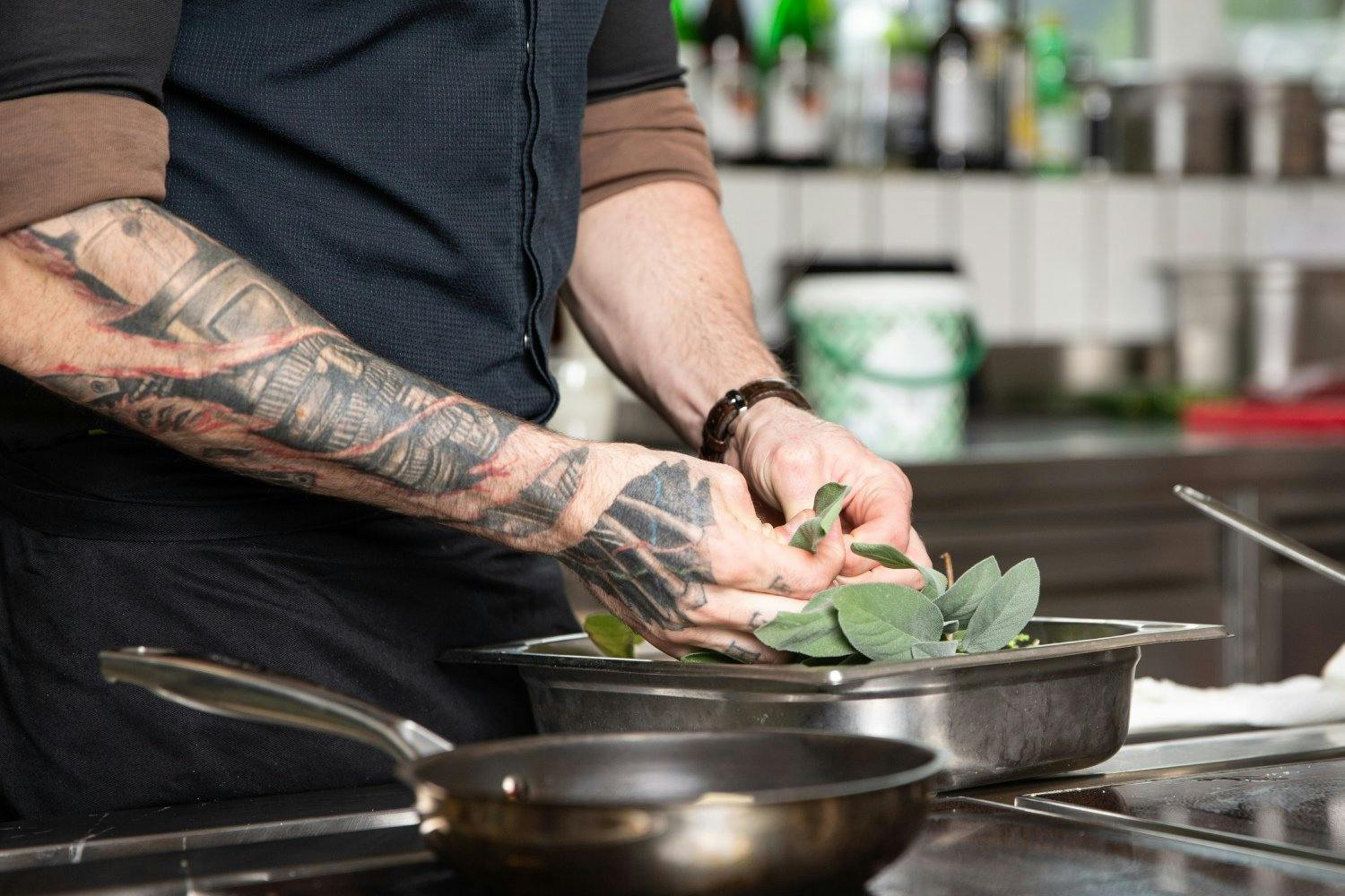 Des herbes aromatiques de son propre jardin à 1200 mètres d’altitude: pour le plat principal…