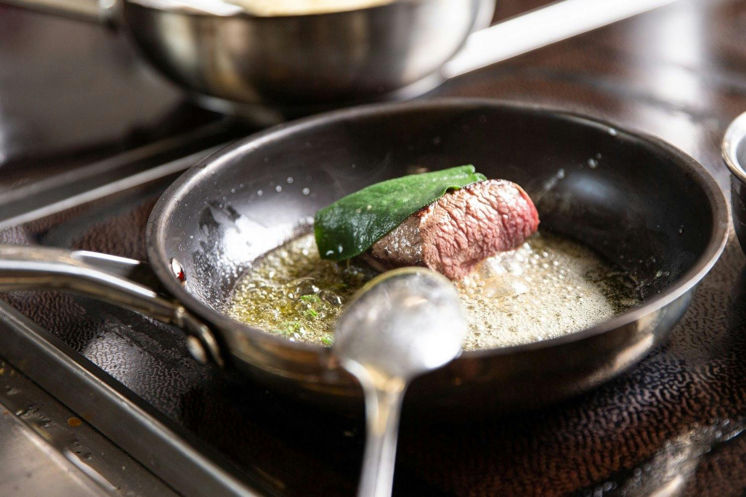 …le jeune homme de 33 ans ajoute de la sauge à la viande de la vallée.