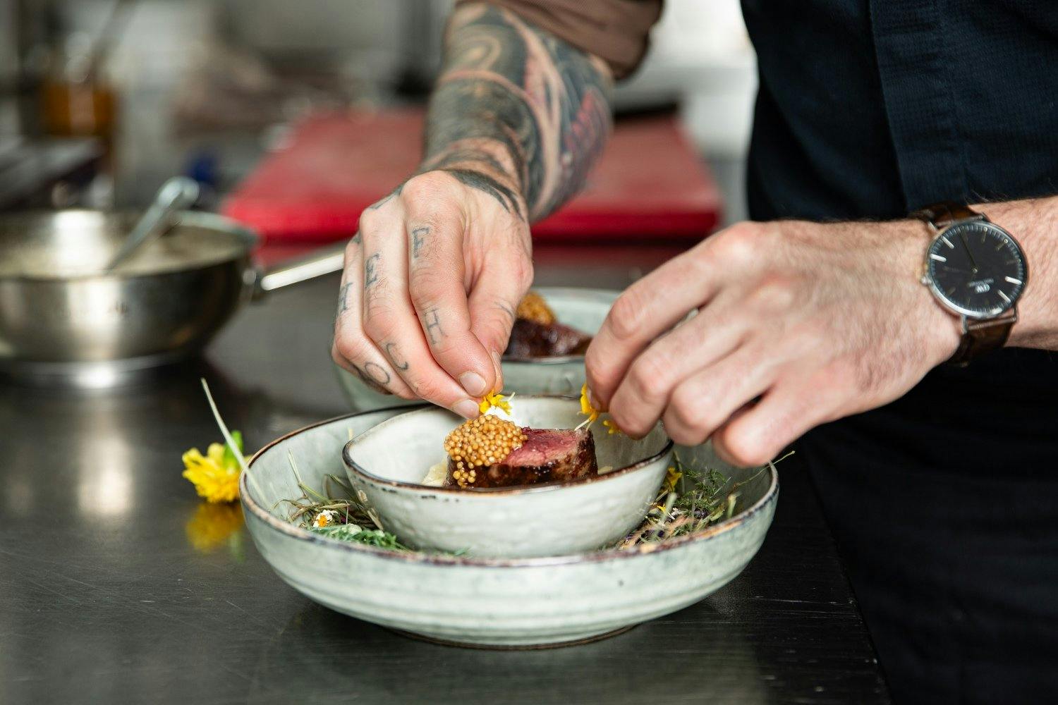 La sauce aux graines de moutarde est le résultat de plusieurs jours de préparation; les fleurs rafraîchissent l’assiette.