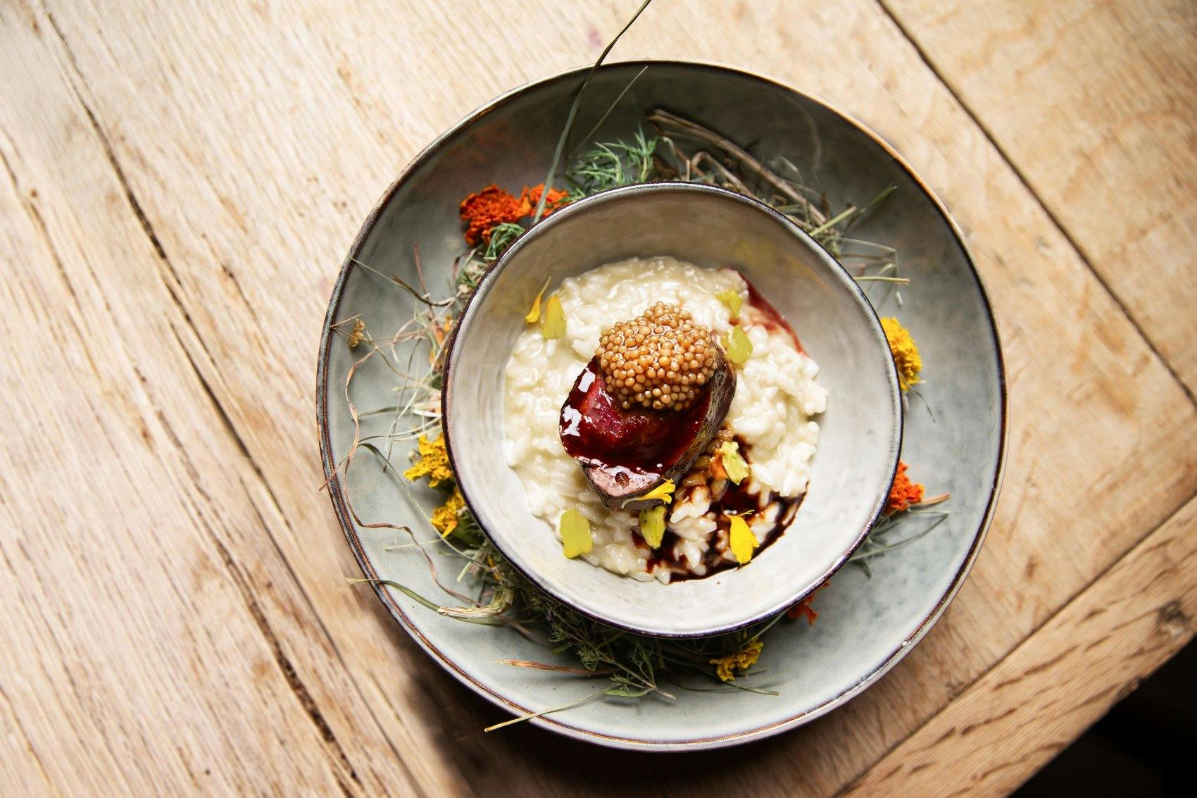 Les herbes, les graminées et les fleurs nourrissent l’animal – et enrobent magnifiquement la viande sur le risotto.