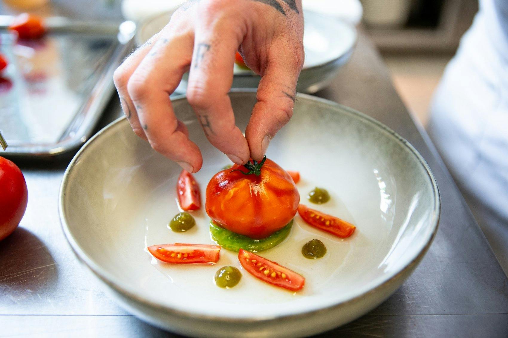 …pour la «fausse tomate». Elle ressemble à une tomate, mais se compose d'une crème ferme.