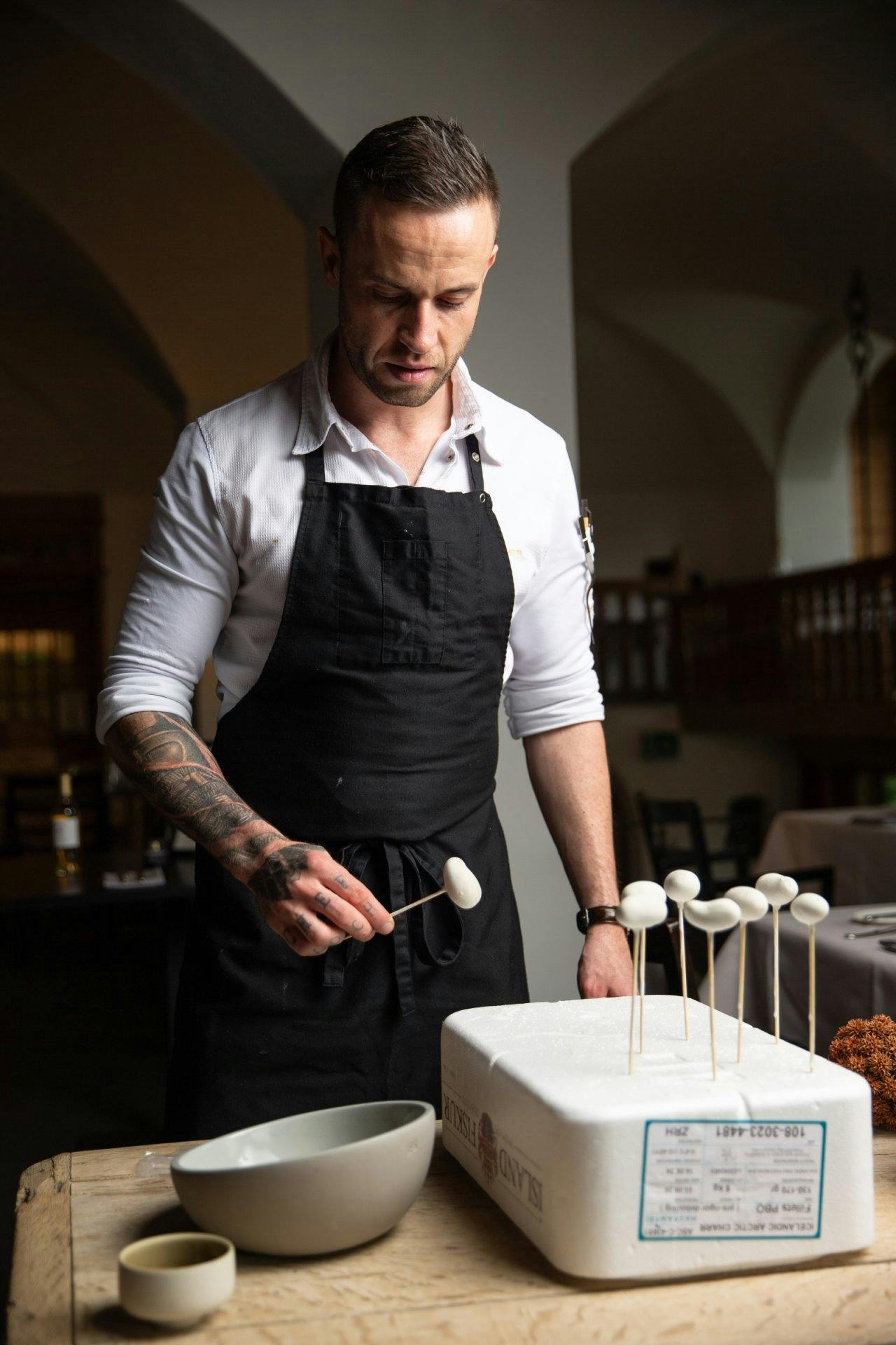 Surprise en direct des Alpes: Andy Schwienbacher trempe des pommes de terre de montagne de l’Albula dans de l’argile blanche.