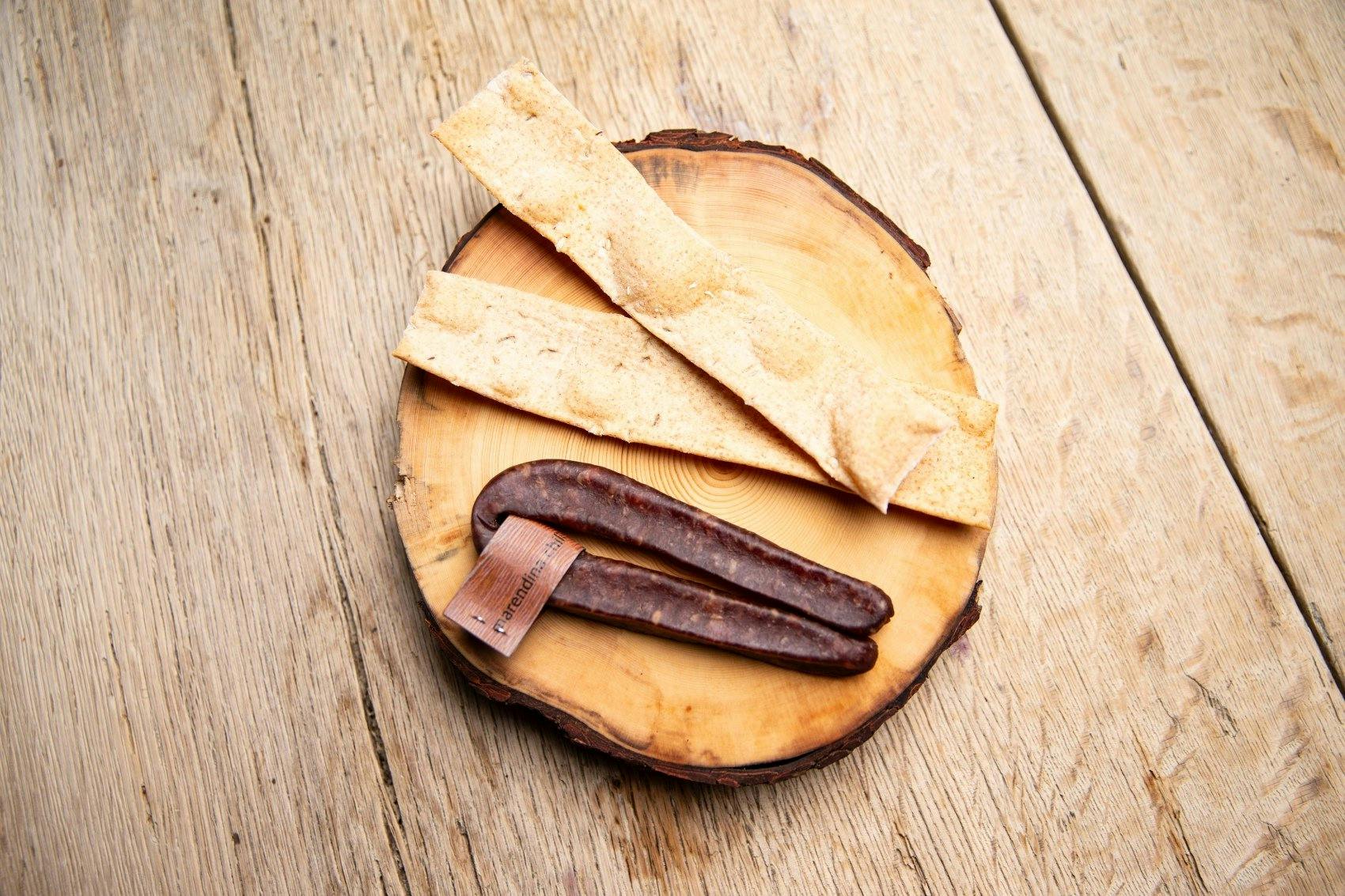 Une saveur authentique: la viande séchée de la Basse-Engadine a une longue tradition; les biscuits qui l’accompagne sont à base de céréales alpines.