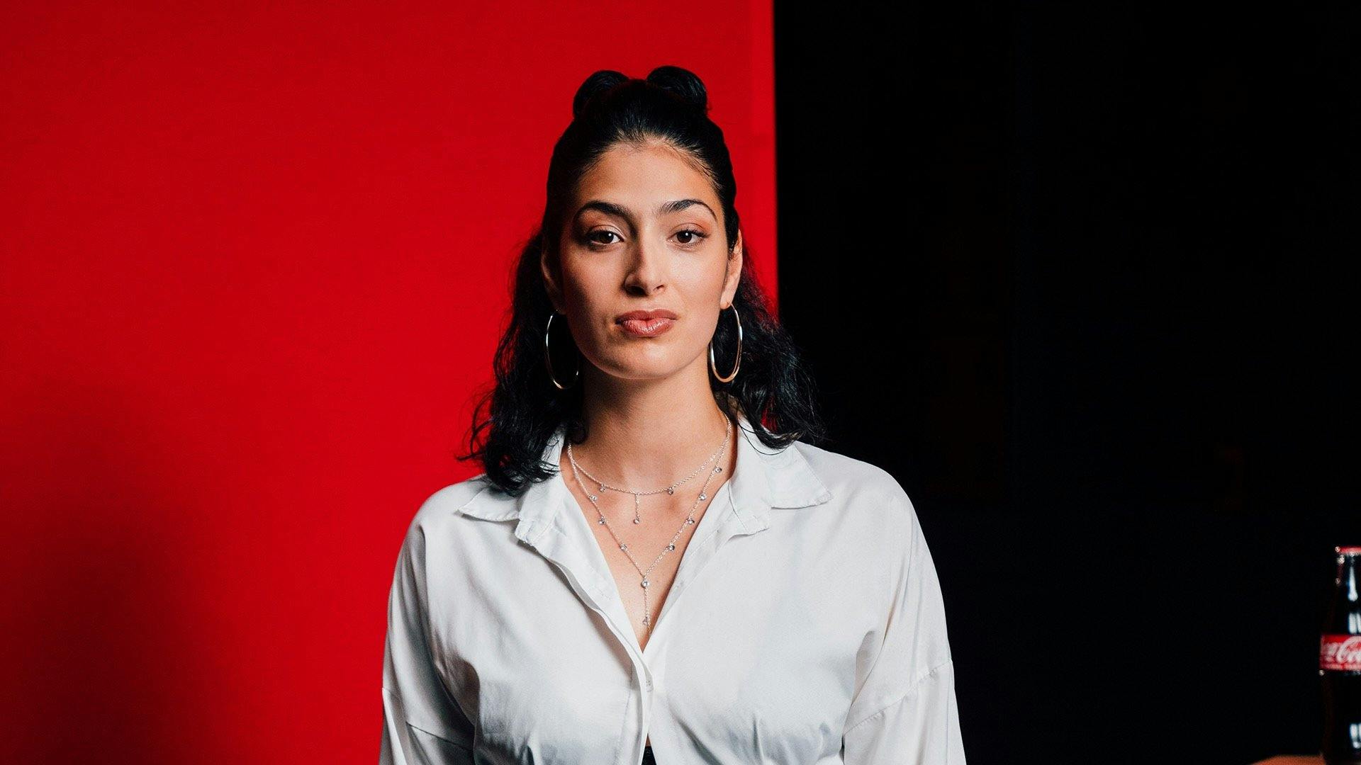 Die Zürcher Pop-Künstlerin Jamila bewegt sich zwischen mitreissendem Stadion-Pop und authentischer Indie-Realness.